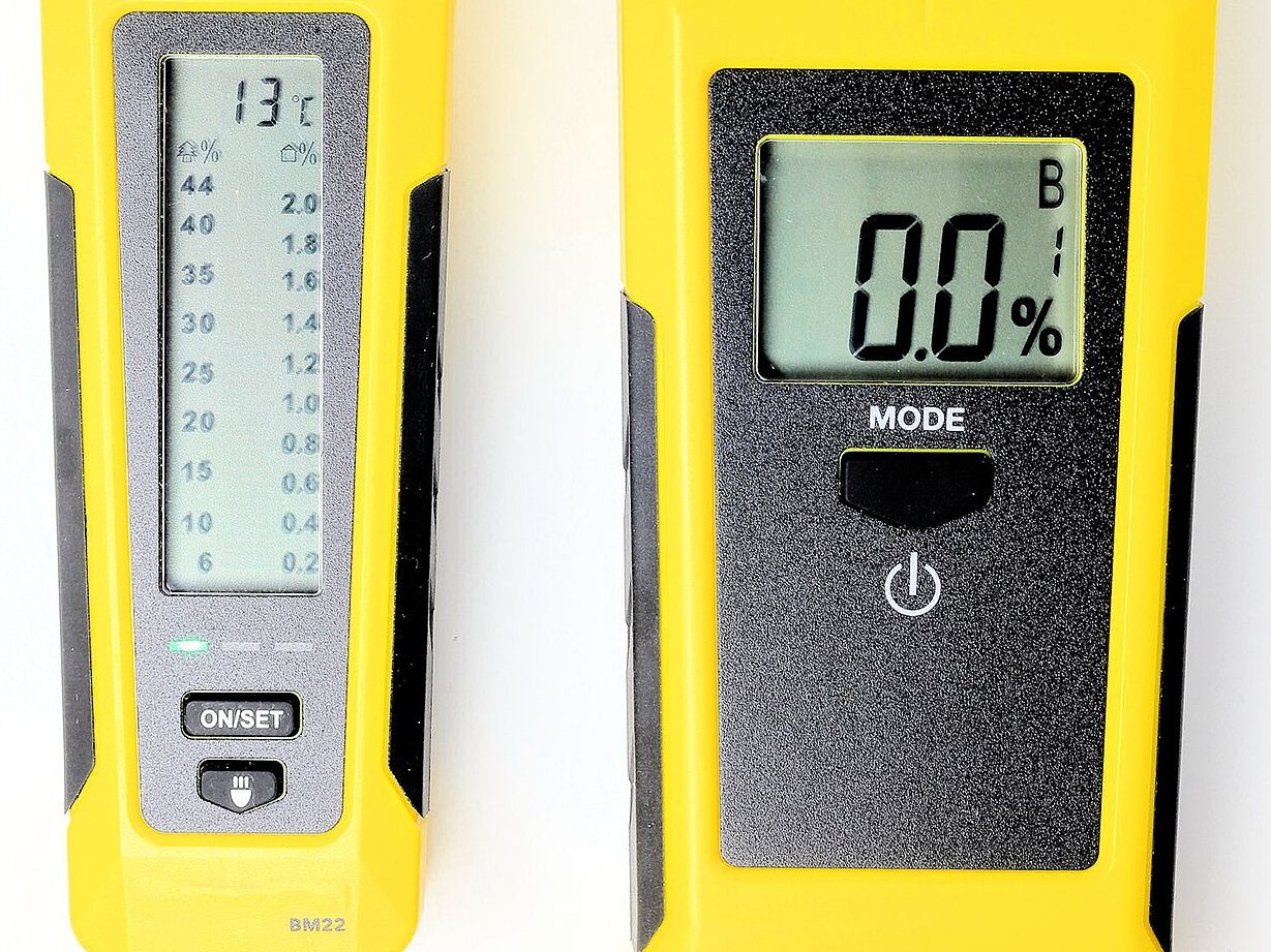 Två fuktmätare, den typ av instrument som används vid fuktmätning.