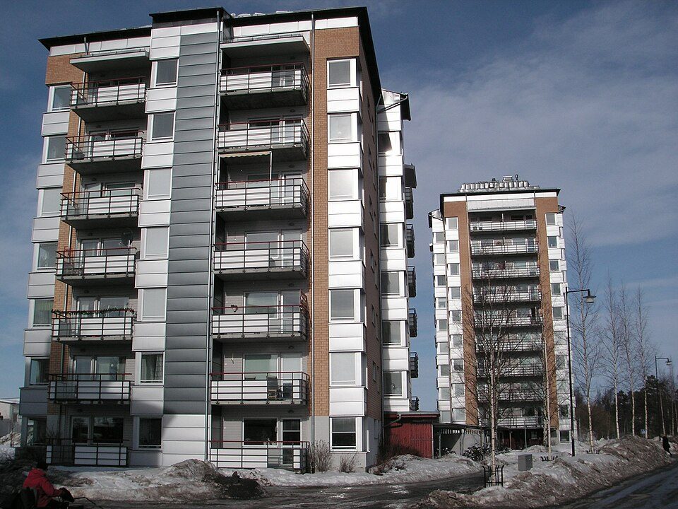 Ett hyreshus med balkonger, den typ av byggnad en underhållsplan kan gälla.