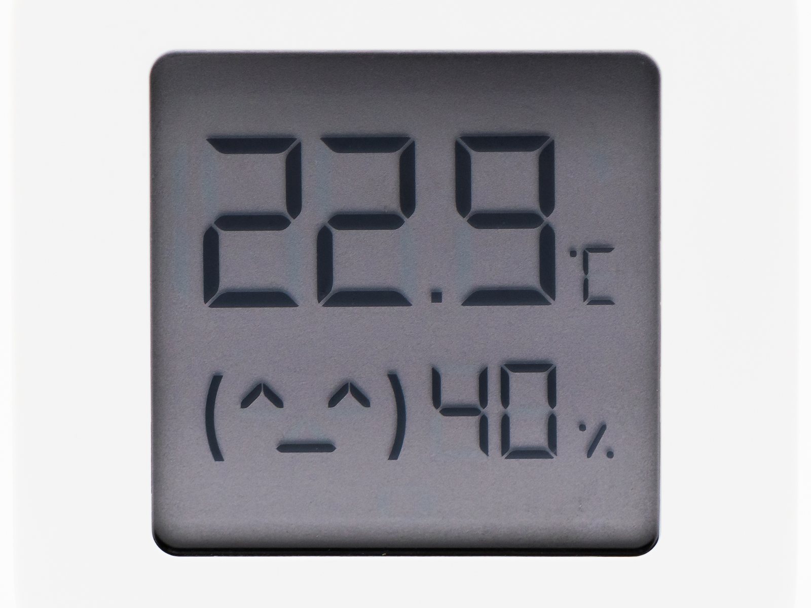 En mätare som visar temperatur och luftfuktighet, den typ av inomhusklimat som kan följas över tid.